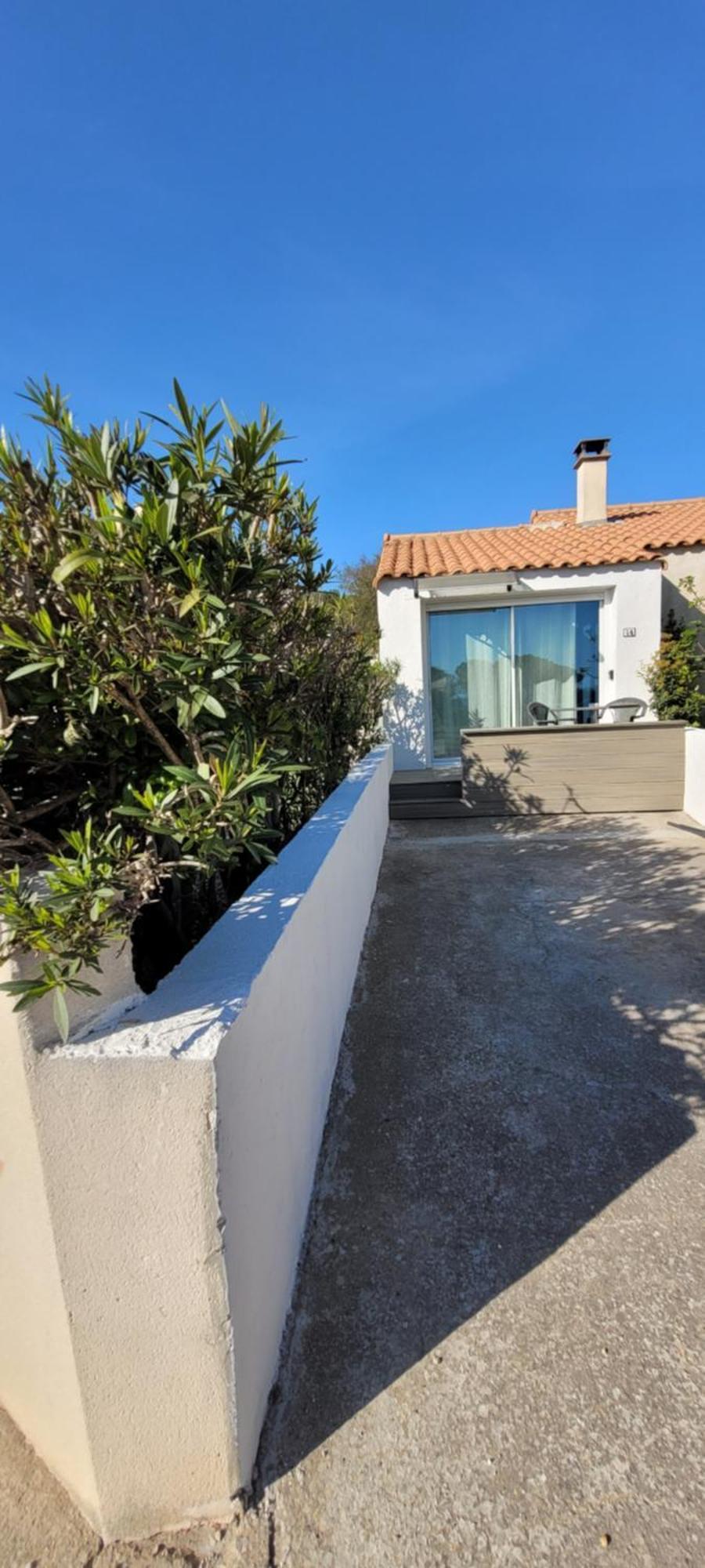 Meze Avec Vue Face A L'Etang Villa Exteriör bild