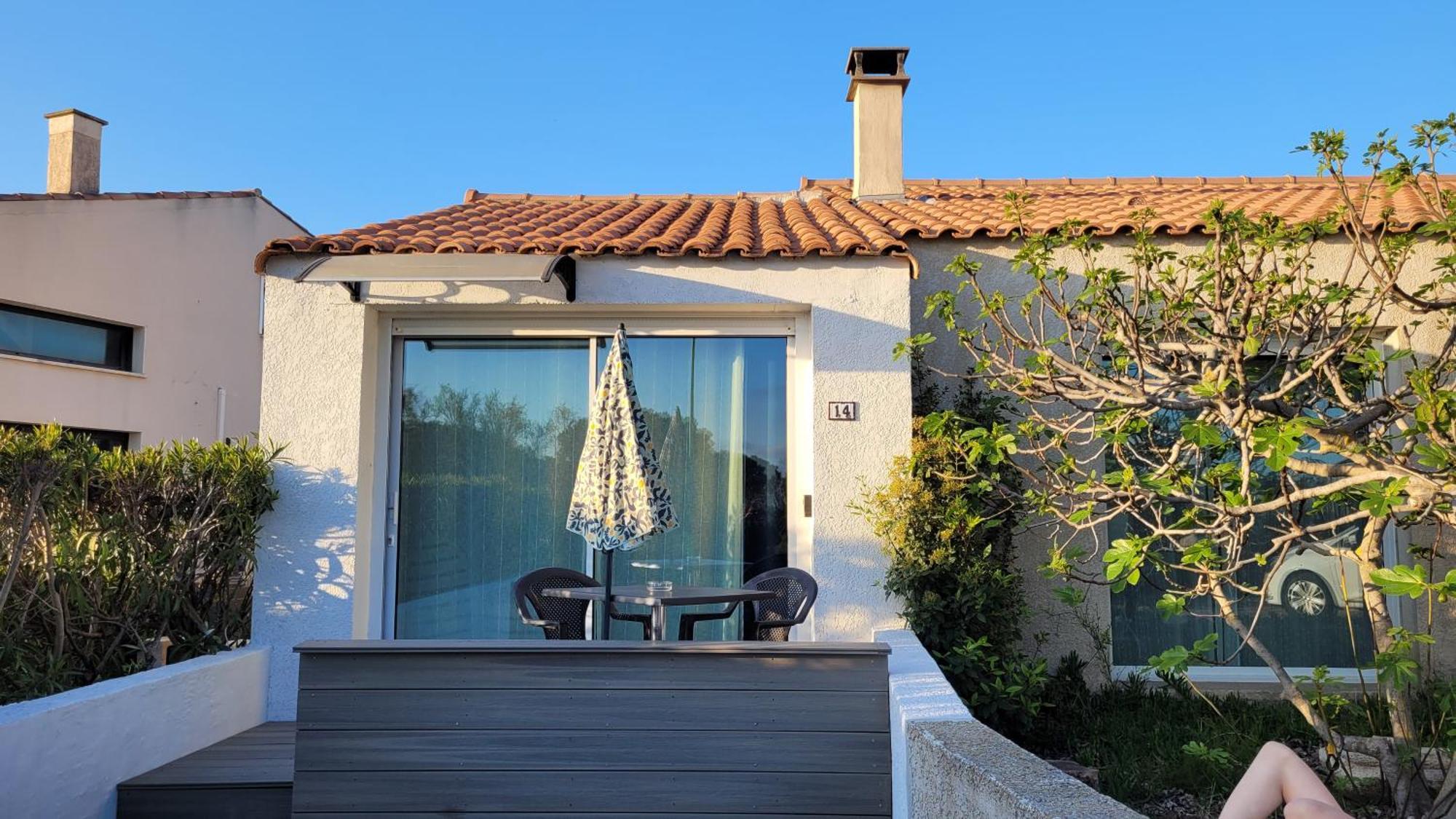 Meze Avec Vue Face A L'Etang Villa Exteriör bild
