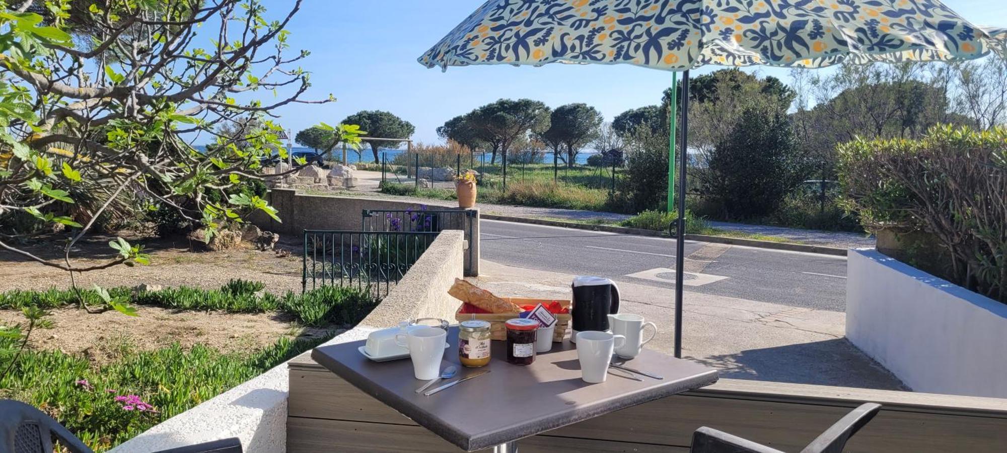 Meze Avec Vue Face A L'Etang Villa Exteriör bild